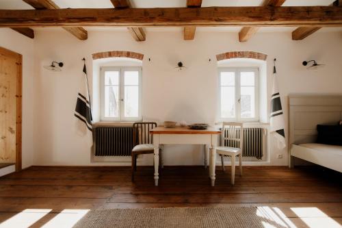 uma sala de estar com uma mesa e duas janelas em domnumer 10 Pokrzywnik em Pokrzywnik