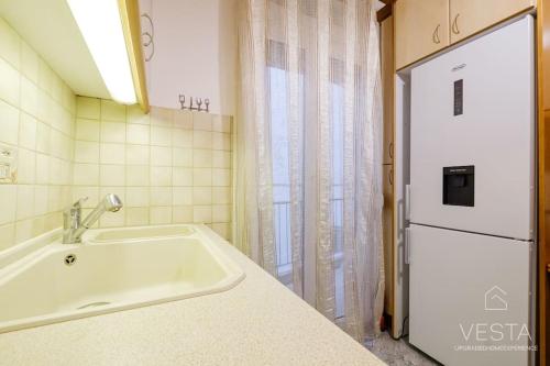 y baño con lavabo y ducha. en Origami Urban Residence, Vesta Philoxenia, en Tesalónica