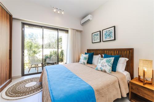 Postel nebo postele na pokoji v ubytování Apartment Beachfront Ocean Terraces Residence, Poste Lafayette-Apt-C1