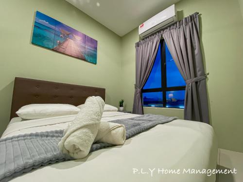 怡保的住宿－Crystal Cozy Suite PoolView Netflix Waterpark@ Ipoh Station 18，一间卧室配有一张带白色床单的床和一扇窗户。