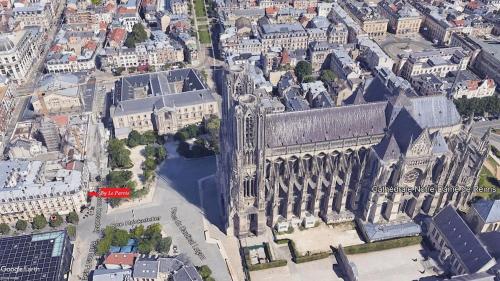 une vue aérienne sur un grand bâtiment d'une ville dans l'établissement By Le PARVIS, à Reims