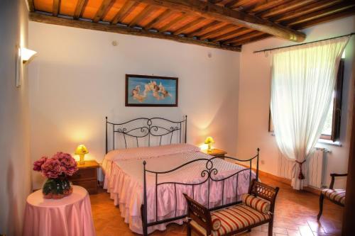 sypialnia z łóżkiem i stołem w obiekcie Agriturismo L'Elce w mieście Bolsena