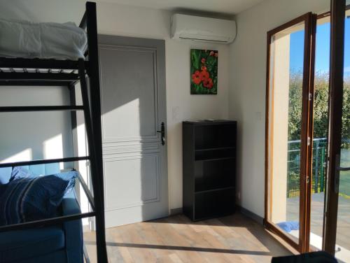 - une chambre avec des lits superposés et une porte dans l'établissement Studio Pont du Gard, à Sernhac