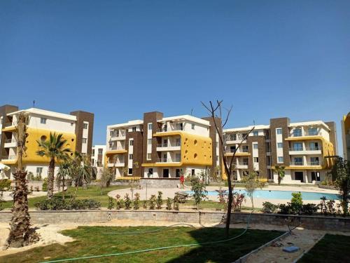 un groupe d'immeubles d'appartements avec une piscine dans l'établissement قرية سورتلاج مرسى مطروح, à Marsa Matruh