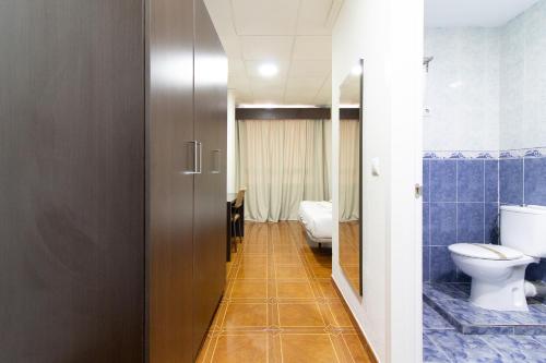 萨贡托Hotel Sagunto的带马桶和水槽的浴室