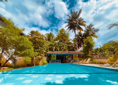 uma piscina em frente a uma villa em Dharma Place em Unawatuna