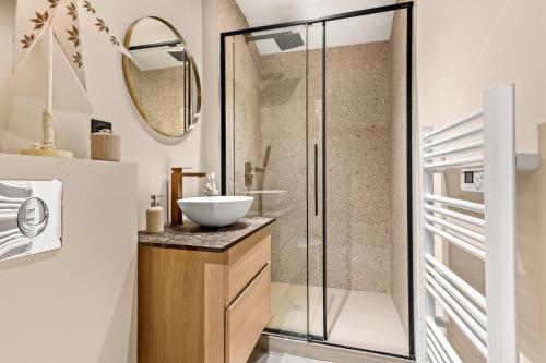 a bathroom with a glass shower and a sink at La Villa Serenna - Appt avec jardin, 15 mn de Lyon in Écully