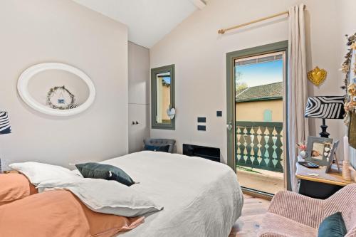 1 dormitorio con cama y ventana en La Villa Serenna - Appartement avec jardin, en Écully