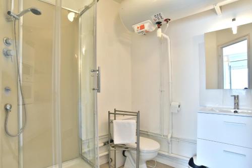 une salle de bain avec une douche, des toilettes et un lavabo dans l'établissement Le Cockpit Cancalais - Bel appt 6 personnes, à Cancale