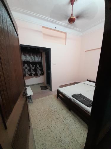 เตียงในห้องที่ Hotel Radhika Palace