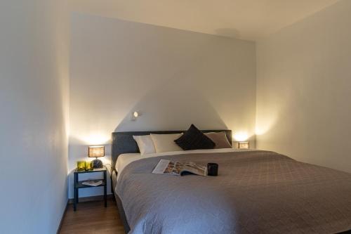 - une chambre avec un lit et un livre dans l'établissement Hillebachsee, à Winterberg