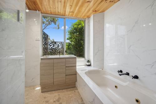 baño con bañera y ventana en Blue Mountain Views, en Wentworth Falls