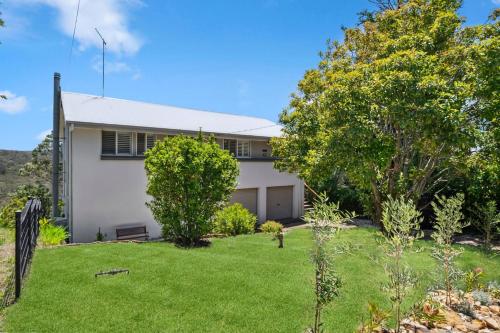 una casa con un patio delante de ella en Blue Mountain Views, en Wentworth Falls