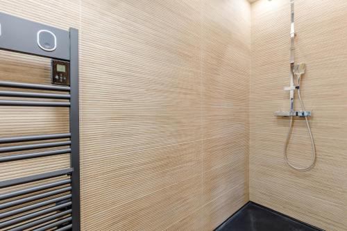 ein Bad mit einer Dusche und einem Telefon an der Wand in der Unterkunft LA Sainte Catherine 215 - Place de Parking in Bordeaux