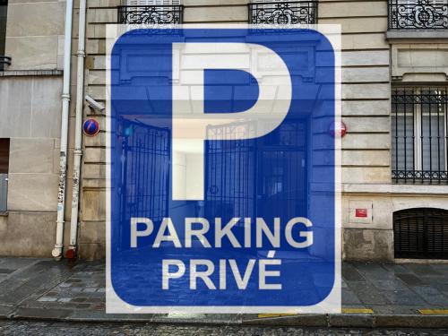 a blue and white parking sign on the side of a building at Lord Byron in Paris