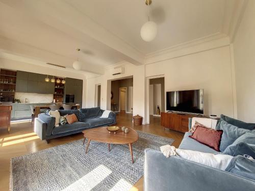 un salon avec deux canapés et une table basse dans l'établissement Nestor&Jeeves - BELLE EPOQUE - Central, Close sea, à Nice