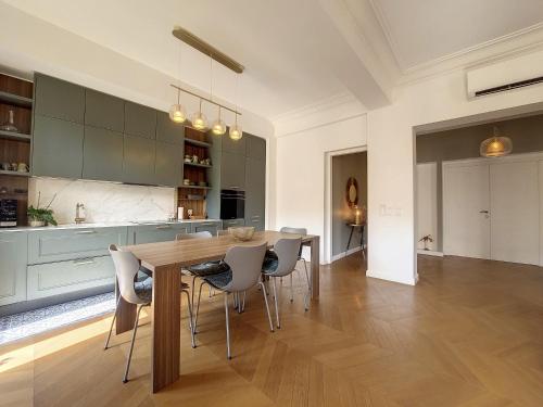 een keuken en eetkamer met een houten tafel en stoelen bij Nestor&Jeeves - BELLE EPOQUE - Central, Close sea in Nice