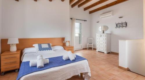 een slaapkamer met een groot bed en handdoeken bij Villa Anita in Santo Tomás