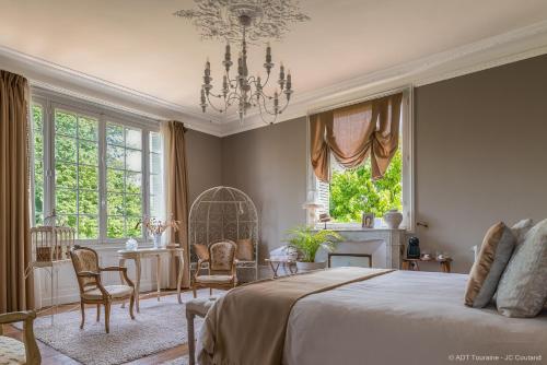 um quarto com uma cama, uma mesa e cadeiras em Villa Alecya em Sainte-Catherine-de-Fierbois