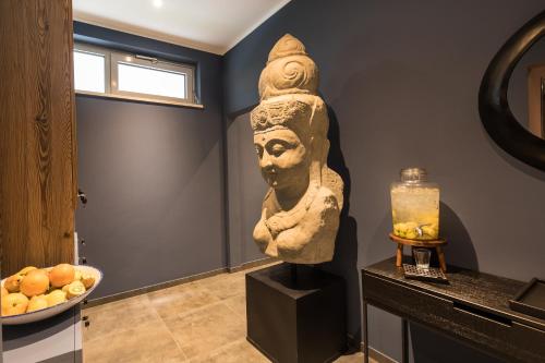 a statue of a head on a pedestal in a room at SCOTTY & PAUL Hotel Deggendorf in Deggendorf