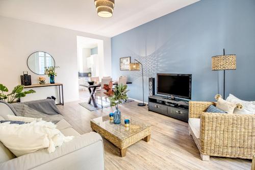 un salon avec un canapé et une télévision dans l'établissement Nestor&Jeeves - ADRIANA - Central, Close sea, à Nice