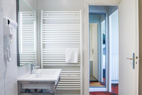 モンサンミッシェルにあるホテル ドゥ ラ ディーグのバスルーム(洗面台、鏡付)