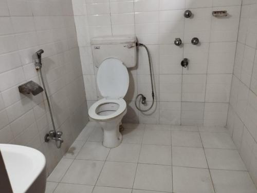 uma casa de banho branca com um WC e um lavatório em Hotel Tree Land em Sauraha