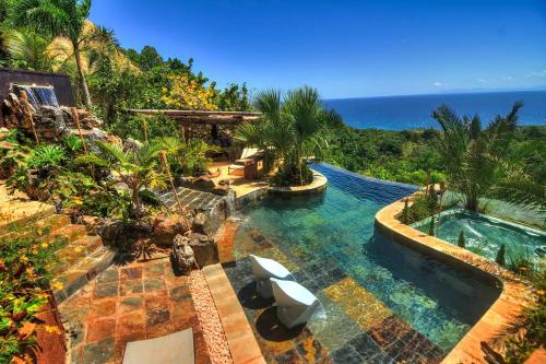 ein Bild eines Schwimmbads mit dem Ozean im Hintergrund in der Unterkunft Casa El Paraíso, Las Galeras in Las Galeras