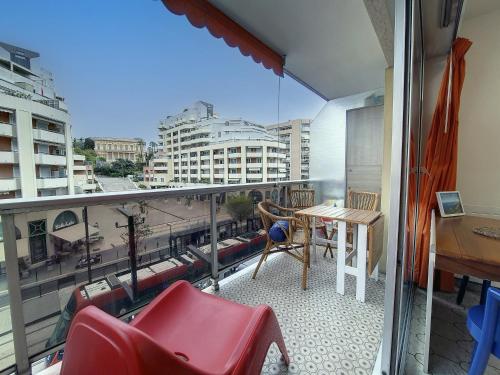 d'un balcon avec une table et des chaises offrant une vue sur la ville. dans l'établissement Nestor&Jeeves - FLORIDA BEACH - Studio with balcony, à Nice