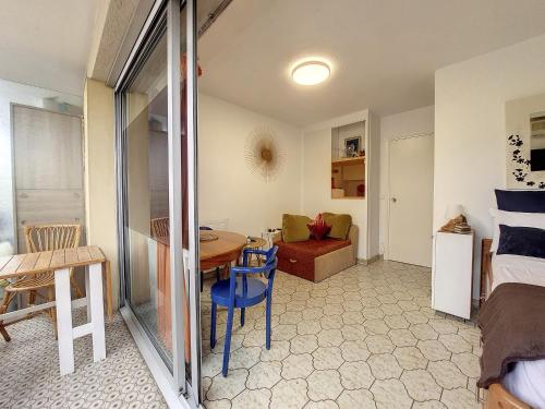une chambre avec un lit et une table et une salle à manger dans l'établissement Nestor&Jeeves - FLORIDA BEACH - Studio with balcony, à Nice