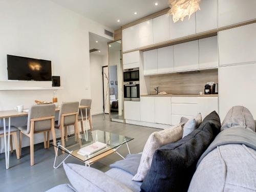 un salon avec un canapé et une table dans l'établissement Nestor&Jeeves - SWEET BEACH - Central location, à Nice