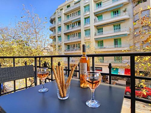 - une table avec 2 verres et une bouteille de vin dans l'établissement Nestor&Jeeves - SWEET BEACH - Central location, à Nice