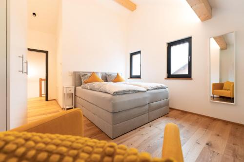 1 dormitorio con sofá y 1 cama en una habitación en CozyNook Leuterschach, en Marktoberdorf