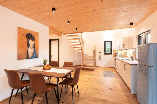 una cucina e una sala da pranzo con tavolo e sedie di CozyNook Leuterschach a Marktoberdorf