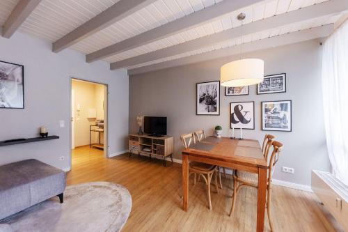 ein Wohnzimmer mit einem Esstisch und einem Sofa in der Unterkunft Karbon in Münster