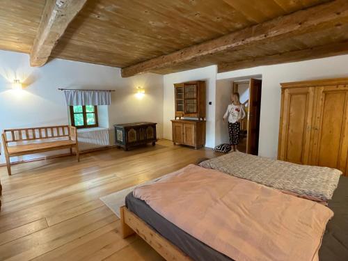 Postel nebo postele na pokoji v ubytování Medieval Cottage Šumava