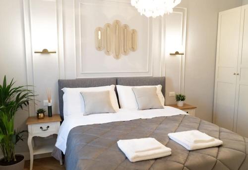 Isabella's Luxury Boutique في كورسيكو: غرفة نوم بسرير كبير عليها منشفتين