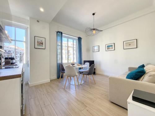 un salon avec un canapé et une table dans l'établissement Nestor&Jeeves - BLEU BUFFA - Central location, à Nice