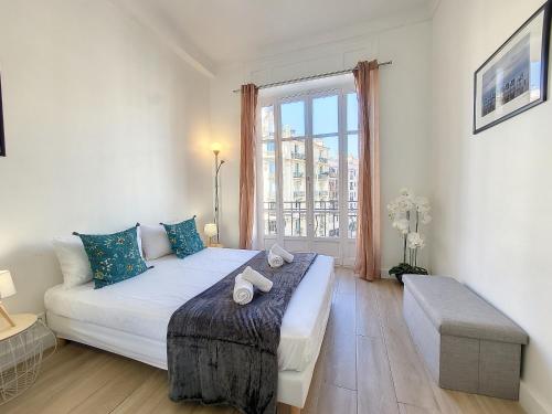 une chambre avec un lit et une grande fenêtre dans l'établissement Nestor&Jeeves - BLEU BUFFA - Central location, à Nice