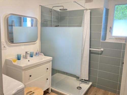 een badkamer met een wastafel en een douche bij KERMANE - Maison 8 personnes Saint-Philibert in Saint-Philibert