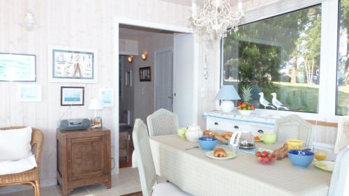 une salle à manger avec une table sur laquelle se trouve de la nourriture dans l'établissement Cottage maritime avec vue exceptionnelle sur mer, à Baden