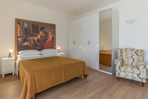 1 dormitorio con 1 cama y una pintura en la pared en Appartamenti Tre Fontane en Roma