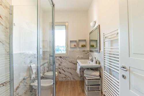 y baño con ducha y lavamanos. en Appartamenti Tre Fontane, en Roma