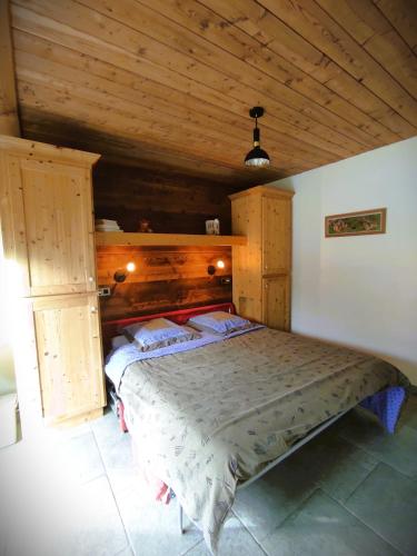 une chambre avec deux lits et un plafond en bois dans l'établissement Grand Studio Val Cenis, à Lanslebourg-Mont-Cenis