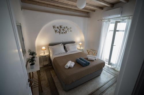 una camera da letto con un letto e due asciugamani di White Rock Suites & Villas a Houlakia