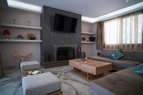 uma sala de estar com um sofá e uma lareira em Villa Stratos Corfu -private pool and hot tub em Corfu Town