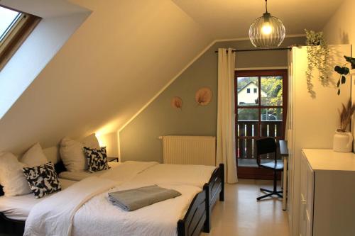 Schlafzimmer im Dachgeschoss mit einem Bett und einem Fenster in der Unterkunft "Altjessen 57" in Pirna