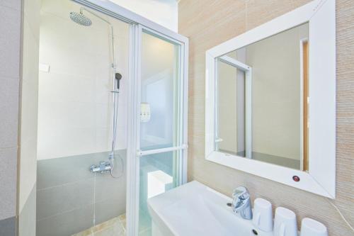 吉安的住宿－海洋曼波民宿 ，一间带水槽、淋浴和镜子的浴室