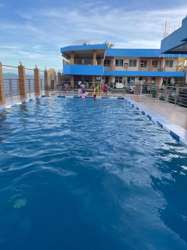 LUMBAYAN BEACH RESORT في Dawis: مسبح على سطح الفندق