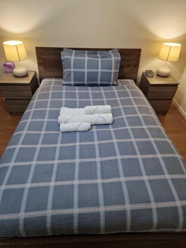 Säng eller sängar i ett rum på Waterloo - Zone 1 - Spacious one bedroom flat
